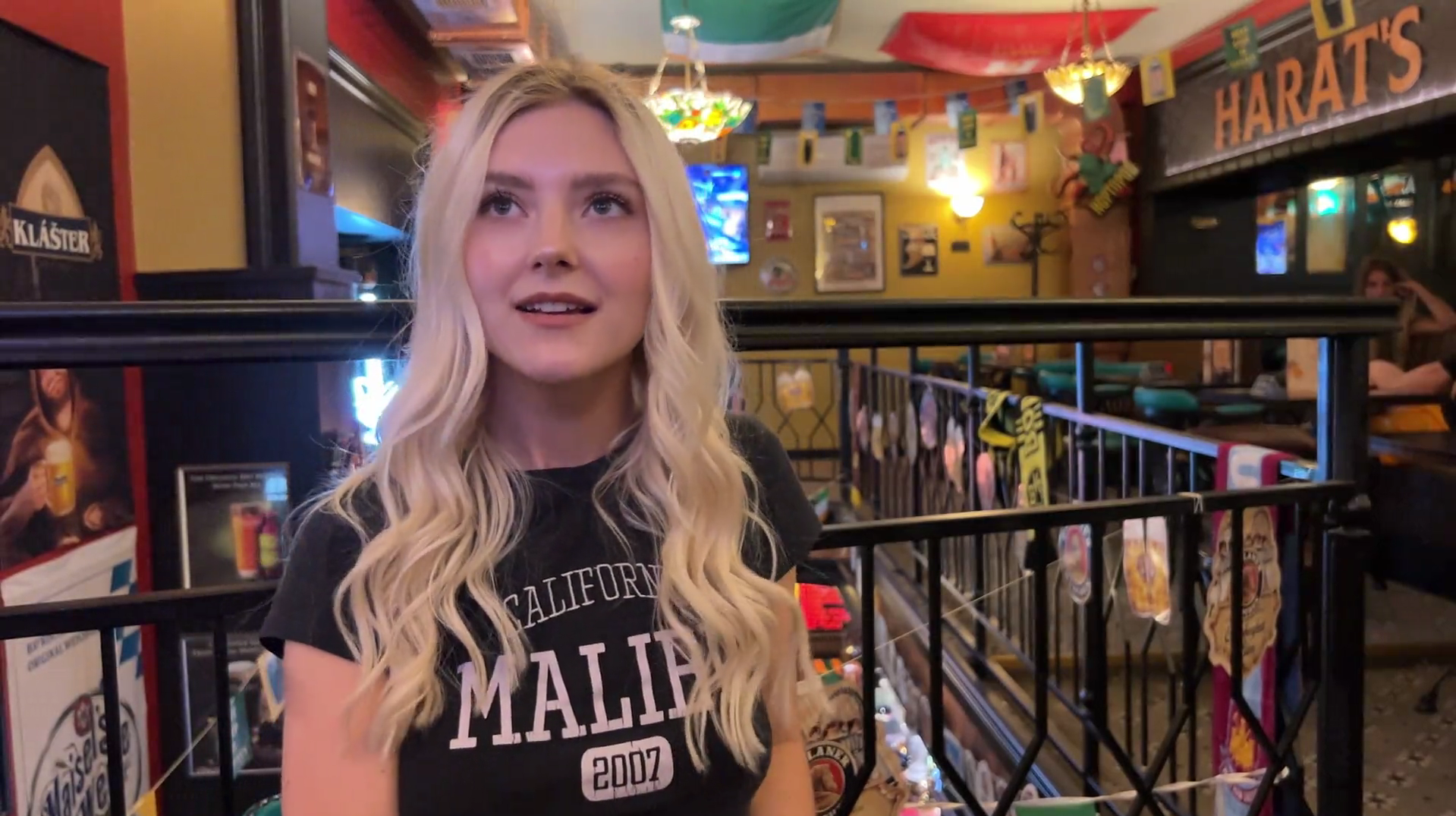 Em gái xinh gạ một chàng trai may mắn ở quán bar